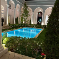 夜のデザートビュッフェ中のガーデン