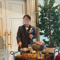 デザートビュッフェで新郎がアイスを提供しました！