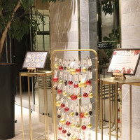 披露宴会場の前に席札とオーナメントが一緒に飾ってありました