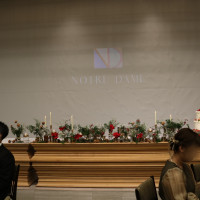 新郎新婦の座る席はクリスマス装飾で、後ろはスクリーンです