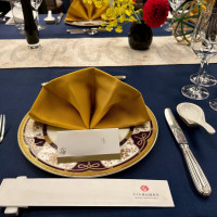 テーブルも会場に合う華やかなコーディネートでした