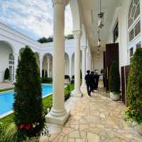 受付・ロビーへ向かう道