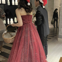 お見送りの際もサンタ帽をつけてプチギフトを配布していました