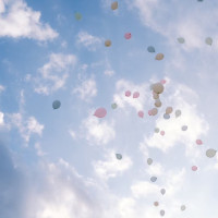 演出でプールに浮かべた風船が飛んでいくところ