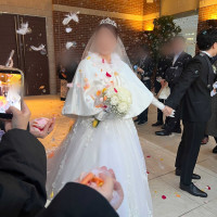 外は寒かったので新婦はポンチョを羽織っており可愛かったです