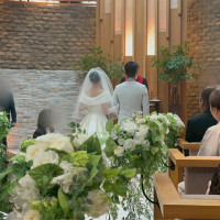 チャペルの椅子に飾ってあったお花がとても映えていました