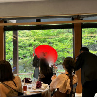 外の庭園の緑が映える会場でした