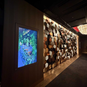 披露宴会場の入り口のモニターに両家名が書いてありました|691553さんのノートルダム横浜みなとみらい/FIVESTAR WEDDINGの写真(2601979)