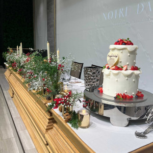 新郎新婦の席には最初からケーキも一緒に置かれていました|691553さんのノートルダム横浜みなとみらい/FIVESTAR WEDDINGの写真(2601981)