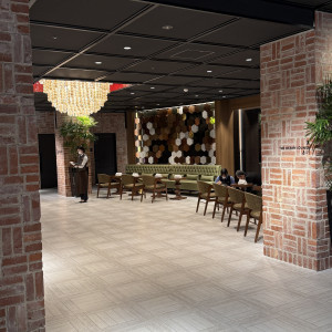 椅子が並び、その前でスタッフがゲストの方を案内していました|691553さんのノートルダム横浜みなとみらい/FIVESTAR WEDDINGの写真(2600783)