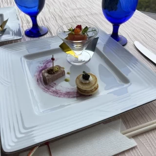 見学でいただいた料理の一部です。海を見ながらのこの料理は最高