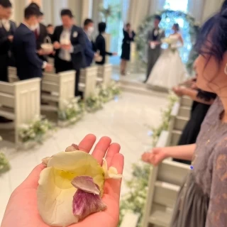 挙式会場でのフラワーシャワー