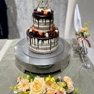 チョコレートケーキにしました。ケーキトッパーは自前です。