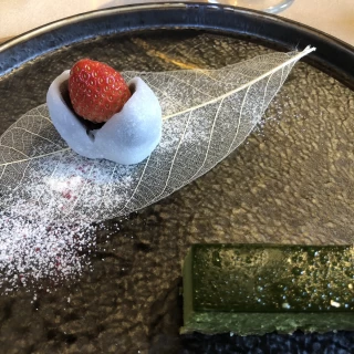 デザートのいちご大福、抹茶のケーキ