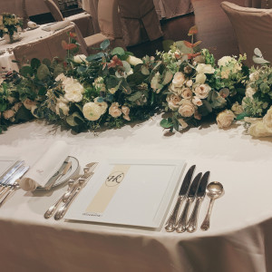 新郎新婦のテーブルコーディネートと装花|691625さんのレストランひらまつ博多の写真(2051349)