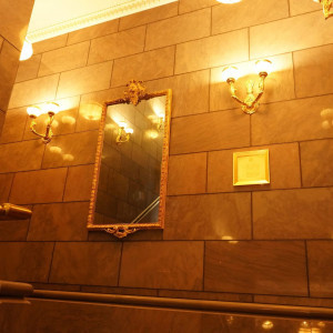 階段を昇る途中にあるミラー
ゲストの皆様ヘアメイク確認可能|691625さんのロイヤルチェスター福岡の写真(2525345)