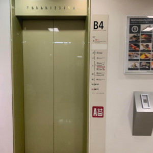 駐車場から出たエレベーター|691625さんのレストランひらまつ博多の写真(2051416)