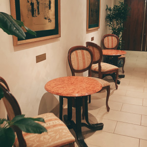 控室とは別の通路に設置されている椅子|691625さんのレストランひらまつ博多の写真(2051343)