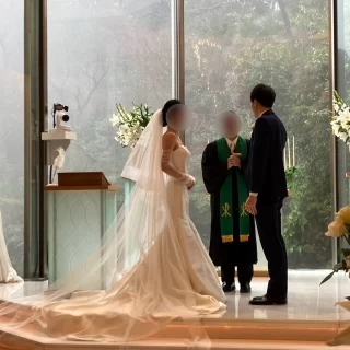 大窓から光が差し込みます