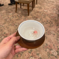 挙式までの控室では桜茶をゲストに堪能していただけます。