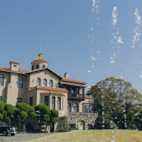 噴水がチャペルの横にあります
チャペル出てすぐの景色