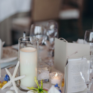 ゲストテーブルは持ち込みメインでお花は最小限に|691894さんのジェームス邸の写真(2559334)