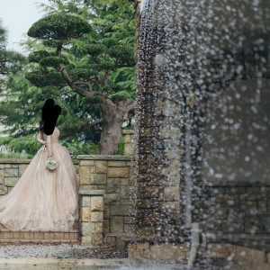 披露宴会場からみえるプールと滝です|691894さんのジェームス邸の写真(2559322)