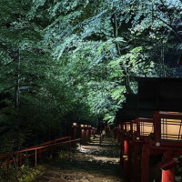 夜になると厳格さがある