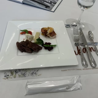 試食会の肉料理