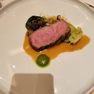お肉～！年配の方には先に切ってから提供されてさました。