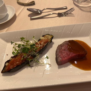 炎の演出で焼いたお肉。ゲスト絶賛でした。