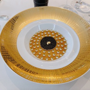 金色のお皿のキャビアの前菜|692274さんのシャトーレストラン ジョエル・ロブションの写真(2060635)