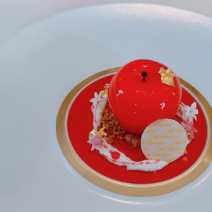 丸ごとりんごの形をしたデザート|692274さんのシャトーレストラン ジョエル・ロブションの写真(2060634)