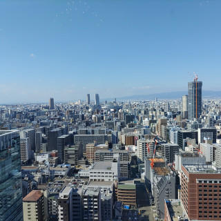 披露宴会場の窓から見える景色。大阪を一望できる。