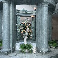 チャペルの奥にある柱と装飾