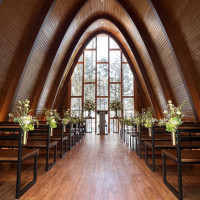 木を基調とした素敵なチャペルです