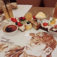 チョコレートペンで似顔絵を描いて貰える