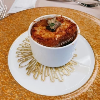 トリュフ香るオニオングラタンスープ