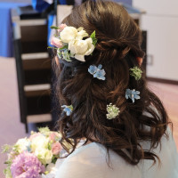 カラードレスの髪飾りはブーケに合わせて本物の花を用意