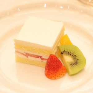 ウェディングケーキを切り分けた後、ゲストに配りました。|692547さんの東京ドームホテルの写真(2055835)