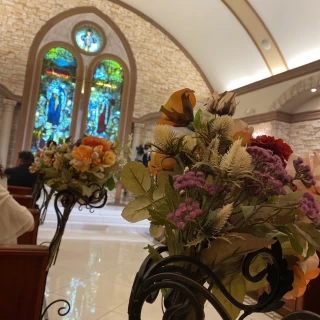 チャペルは装花なしにすると造花をつけてくれます
