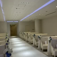 挙式会場の写真です。真っ白な会場に青のお花が際立ち、とても綺