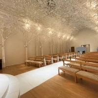 天井も高めでロマンチックな景色