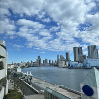 窓から見た東京湾の景色