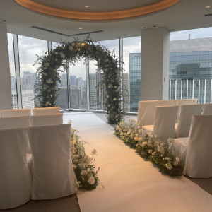 高層階にあるチャペル
装花はアレンジ加工とのことでした|692660さんのフォーシーズンズホテル丸の内 東京の写真(2056960)