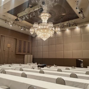会議仕様になっちゃってましたが、一番大きい会場のシャンデリア|692727さんのホテルグランドヒル市ヶ谷の写真(2059821)
