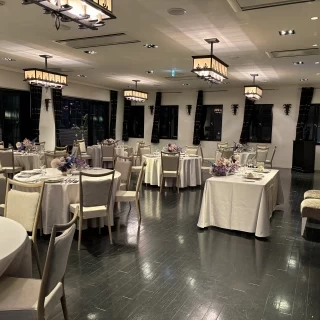 新郎新婦の席から見ると横に広い会場です