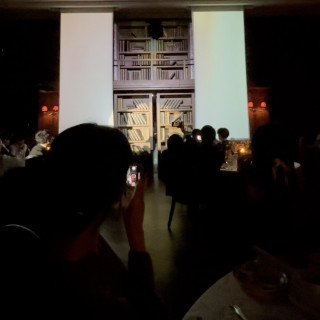 会場には隠し扉がありました