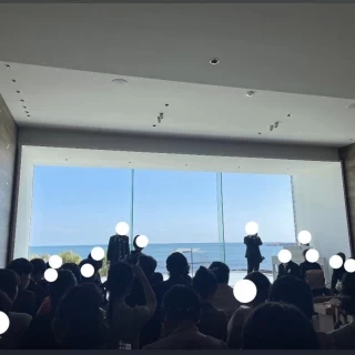 海が見えるチャペルです