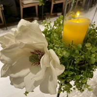 チャペルの席の横についている装花・キャンドルです